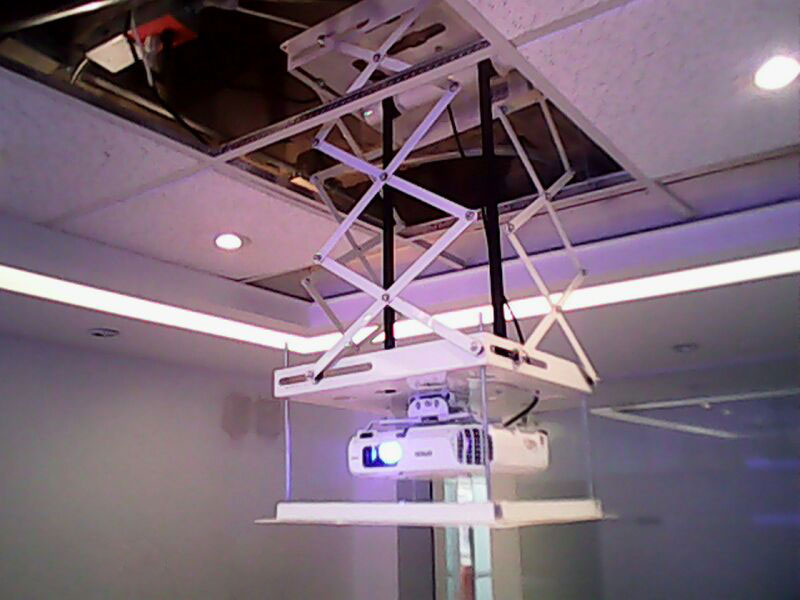 Montaje del video beam en techo drywall