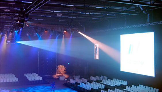 Proyector laser y pantalla de proyeccion en auditorio